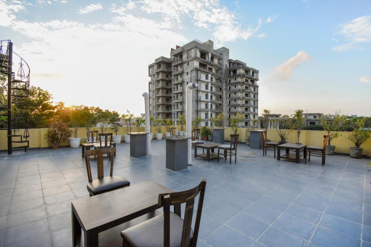Oyo 75460 Sky High Residency Hotel Ludhiana Eksteriør billede
