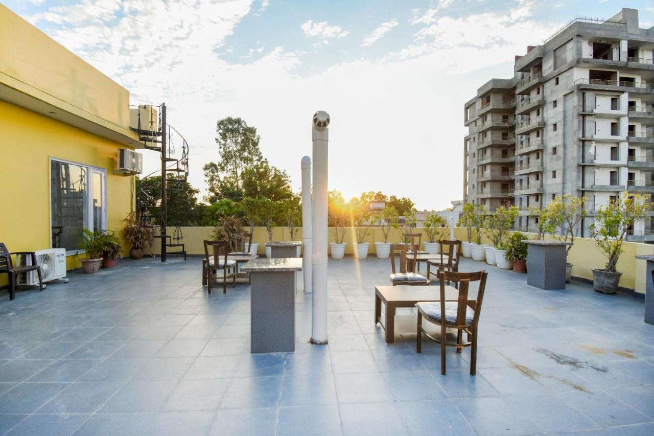 Oyo 75460 Sky High Residency Hotel Ludhiana Eksteriør billede